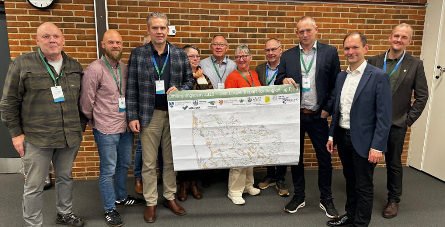 Fra venstre er det: Michael Beck-Hansen (DN), Kasper Pauli Pedersen ( Ikast-Brande K) Ole Nyholm Knudsen (RKSK) Irene Lund Pedersen (RKSK) Per Rodahl Thisted (Varde K) Majbritt Rasmussen (Billund K), Leif Nørgaard (Herning-Ikast Landboforening), Jacon Sp